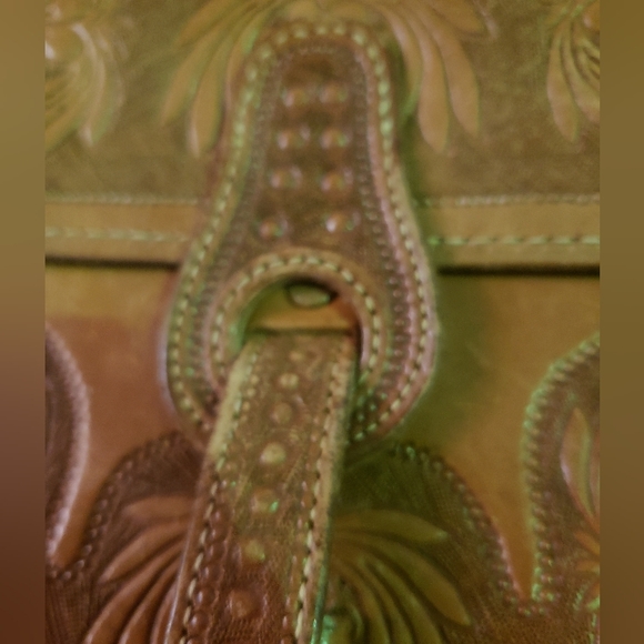 VINTAGE 70'S SMALL FLORAL TOOLED LEATHER SHOULDER BAG. - Picture 6 of 6